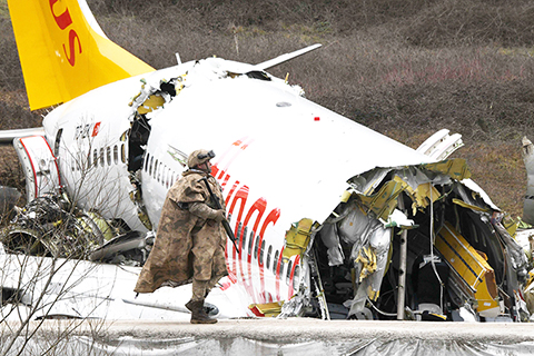 降落失敗 ◎ 這是二月六日在土耳其伊斯坦布爾薩比哈.格克琴機場拍攝的客機降落滑出跑道事故現場。(新華社)