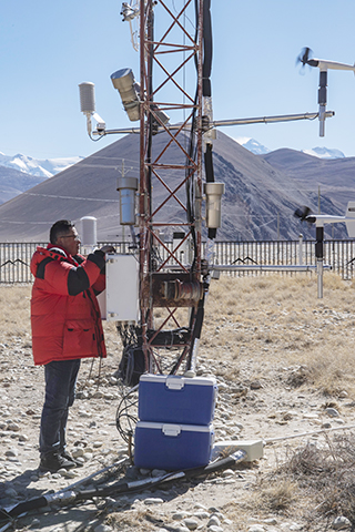 ◎ 圖為席振華從觀測設備上下載監測數據(一月二十五日攝)。(新華社記者 孫非 攝)