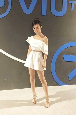 ◎ 香港藝人鄧月平(Larine)參與的viuTV煮食綜藝節目將在今日首播。原來鄧月平六歲時已開始炒菜煮飯,所有家頭細務都識處理,這都源自家人教導,獲得鄧媽媽真傳。