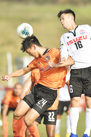 ◎ 二月十二日,冠忠南區隊球員陳肇鈞(右)與佳聯元朗隊球員黎格爾在比賽中爭頂。在賽馬會香港足球總會足球訓練中心舉行的香港菁英杯足球賽B組比賽中,冠忠南區隊以二比一戰勝佳聯元朗隊。(新華社 盧炳輝 攝)