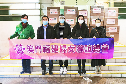 ◎ 謝路生等向澳門衛生局捐贈在美國採購的N95口罩一萬個。