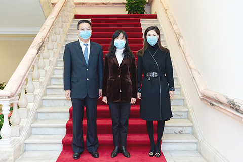 ◎ 社會文化司司長歐陽瑜與張宗真及澳門福建婦女聯誼總會會長謝路生合照。