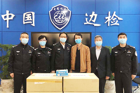 ◎ 澳門明德慈善會代表馬有殷、劉澤光向拱北邊檢站捐贈一萬個口罩。