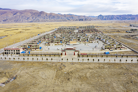 ◎ 這是1月3日拍攝的易地搬遷至西藏日喀則市拉孜縣城的明瑪小區(無人機照片)。(新華社記者 旦增尼瑪曲珠 攝)