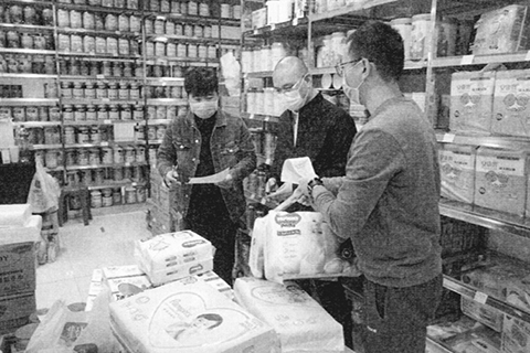 ◎ 施家倫議員購置援助物資。