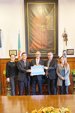 ◎ 大西洋銀行代表將善款支票轉交仁慈堂代表接收。