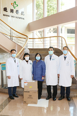 ◎ 護理學院轉交加拿大籍澳門華僑李金戀捐贈口罩。