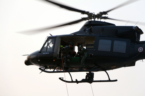 ◎ 三月一日至三月四日,「金色眼鏡蛇-2020」聯合軍演在泰國北柳府國家減災訓練中心舉行人道主義救援減災實兵演練。中國、美國、泰國、新加坡、印尼、日本、馬來西亞等七國二百余名官兵和民事人員參加演練。圖為參演人員正在進行機降訓練。(中新社圖片/楊翔 攝)