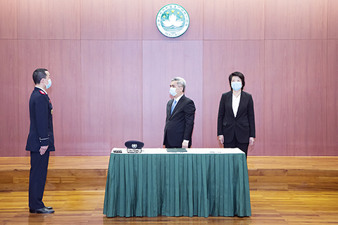 ◎ 保安司司長黃少澤主持澳門保安高校校長黃子暉就職儀式。