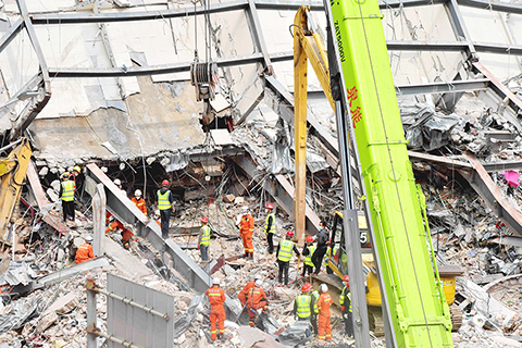 ◎ 三月十一日,福建省泉州市鯉城區欣佳酒店樓體倒塌事故現場的救援人員搜尋最後一名失聯者。截至十一日十五時,塌樓事故中的七十一位被困者中已找到七十位,其中二十八人遇難,尚有一名失聯人員,仍在搜救中。(中新社)