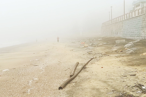 ◎ 大霧天氣影響海灘能見度。