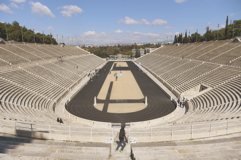 ◎ 雅典帕納辛奈科體育場昨日舉行東奧聖火交接儀式。(新華社)