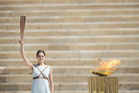 ◎ 三月十九日,扮演最高女祭司的希臘女演員桑西.喬治烏手舉聖火火炬。(新華社)