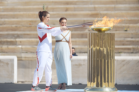 ◎ 三月十九日,最後一名火炬手里約奧運會女子撐桿跳高冠軍、希臘運動員卡特琳娜.斯特凡尼季點燃聖火盆,完成希臘境內火炬傳遞。(新華社)