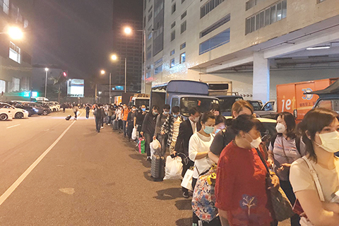 ◎ 今日早上六點開始,本澳居民北上珠海等地,需集中隔離醫學觀察十四天。昨晚深夜開始,大批旅客趕回內地。