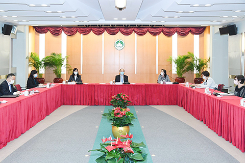 ◎ 行政長官賀一誠與婦聯負責人會談。