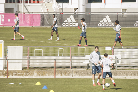 ◎ 四月六日,拜仁開始在慕尼黑訓練營操練,小組式,減群聚。(美聯社)