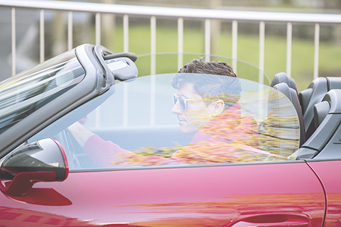 ◎ 球星利雲度斯基昨日趕赴拜仁隊營地。(美聯社)