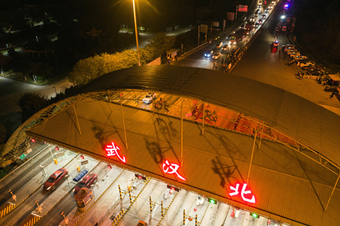 ◎ 四月八日凌晨,車輛通過武漢北高速收費站(無人機照片)。四月八日零時起,武漢市正式解除離漢離鄂通道管控措施,有序恢復對外交通。(新華社)