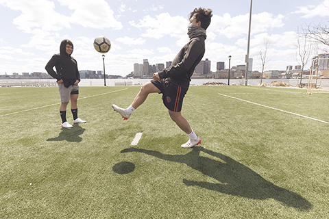 ◎美國波士頓時間四月十一日有人比試球技,首務防疫。(美聯社)