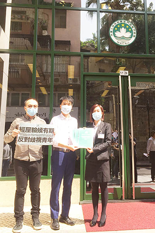 ◎ 蘇嘉豪昨日到在政府總部遞交修改經屋法建議。