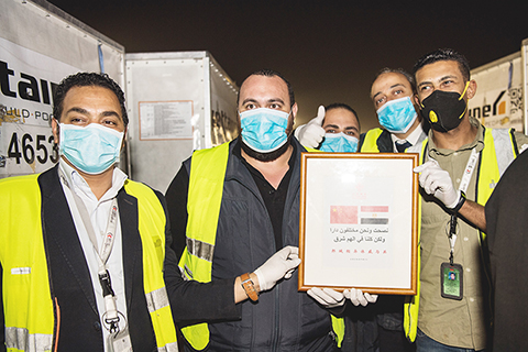 及時雨 ◎ 四月十六日,在埃及開羅國際機場,工作人員展示中埃友好標語。(新華社)
