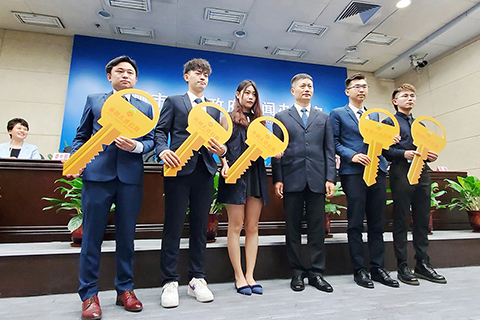 ◎ 南沙開發區管委會副主任潘玉璋(右三),為青創人才公寓首批入住的五名港澳青年頒發公寓鑰匙。