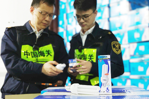 ◎ 拱北海關去年查獲的侵權節能燈。