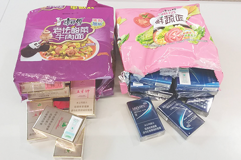 ◎ 涉案者以即食麵包裝袋收藏香煙偷運來。