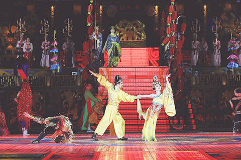 ◎ 四月二十六日,演員在西安華清宮景區表演二0二0實景歷史舞劇《長恨歌》。