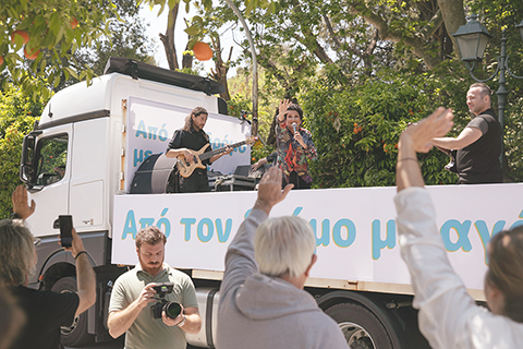 ◎ 四月二十五日,在希臘雅典,希臘歌唱家阿爾基斯蒂斯(中)及其樂隊帶來「卡車音樂會」。