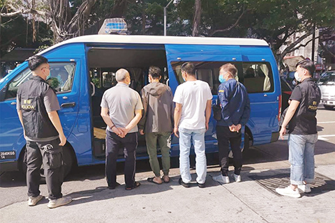 ◎ 四名男子打麻將「抽水」被帶走調查。