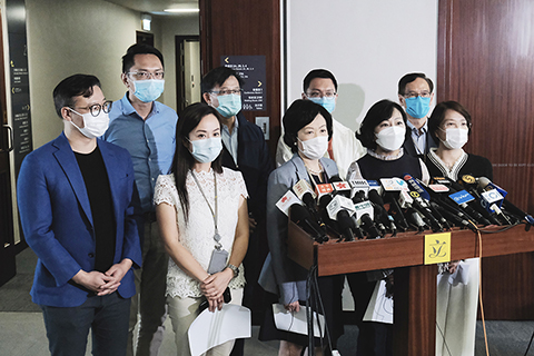 ◎ 月四日,一眾建制派立法會議員會見傳媒時表示,認同立法會主席梁君彥就內會主席選舉問題尋求的外間法律意見,認為現任內務委員會主席在新主席未選出前,具有內會主席所有一般權力處理內會事務,要求內會主席李慧琼盡快召開會議,盡快處理積壓的事務。(香港中通社)