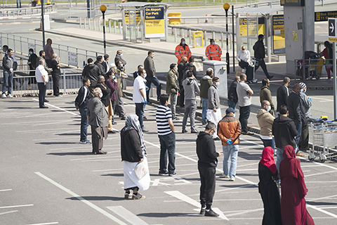 機場口罩令 ◎ 根據當地媒體報道,近日英國曼徹斯特機場、斯坦斯特德機場等機場要求乘客戴口罩與手套出行。圖為五月五日,人們在英國曼徹斯特機場外準備乘車。(新華社)