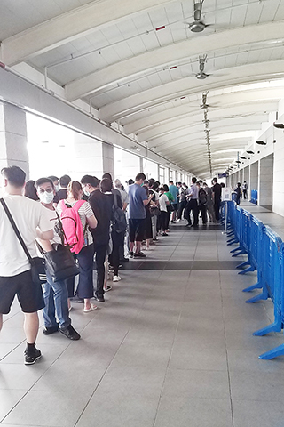 ◎ 在北安碼頭等候核酸檢測者排長龍。