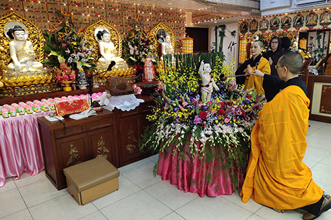 ◎ 佛光山澳門禪淨中心舉行浴佛法會,今年因疫情不開放信眾參與,由住持覺仁法師(右)及如森法師代表浴佛。圖╱佛光山澳門禪淨中心提供