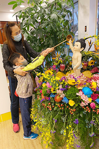 ◎ 小菩薩在家人的引導下,虔敬浴佛。圖╱佛光山澳門禪淨中心提供