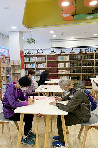 ◎ 民眾專注抄寫法語,與佛接心。圖╱佛光山澳門禪淨中心提供