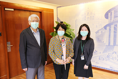 ◎ 城市大學領導層向同事送花賀母親節。