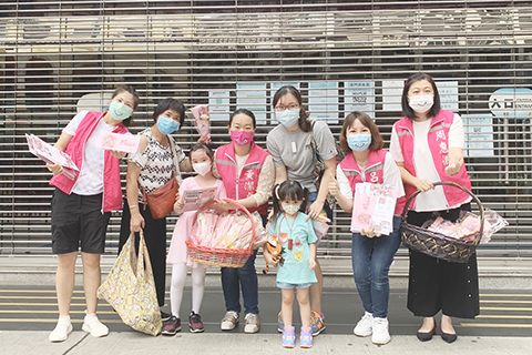 ◎ 澳門婦女聯合總會與共建好家園協會舉行「母親節快閃活動」。