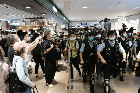 ◎ 五月十日下午,大批示威者在尖沙咀海港城商場內聚集叫囂。警方其後進入商場驅散,指出在公眾地方進行多於八人聚集違反限聚令,警告在場人士立即離開。(香港中通社)