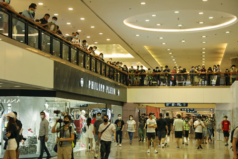 ◎ 五月十日下午,大批示威者在尖沙咀海港城商場內聚集叫囂。其後警員進入商場,警告現場示威者正違反限聚令,並驅趕他們散去。(香港中通社記者 謝光磊 攝)