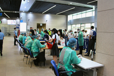 ◎ 關閘大樓內查驗核酸檢測等健康碼臨時櫃台。