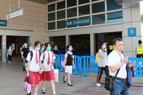 ◎ 珠海籍澳門外僱及澳門中學生經查驗後通關進入澳門。