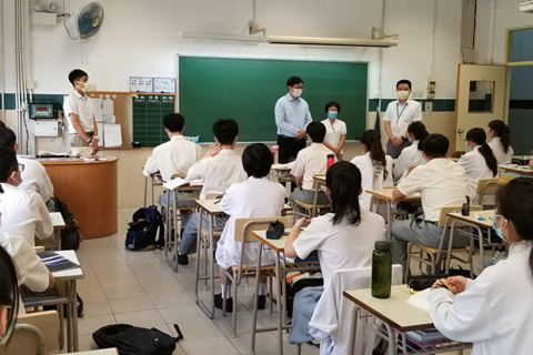 ◎ 老柏生到學校,為初中生復課打氣。