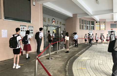 ◎ 疫情後,中學生全面復課。