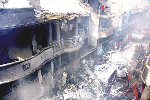 砸毀房屋 ◎ 客機墜落民居後,對房屋造成嚴重破壞。(美聯社)