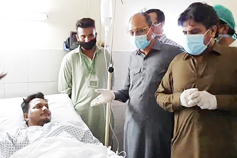 慰問 ◎ 五月二十二日,巴基斯坦卡拉奇醫院,當地官員探望飛機失事而倖存的傷者。(美聯社)