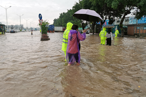 ◎ 受暴雨影響珠海多區域出現道路積水,民眾出行困難。(中新社鄧媛雯 攝)