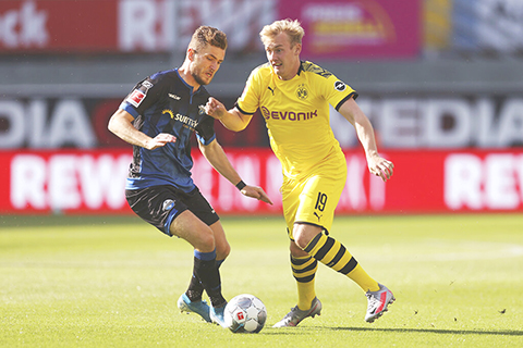 ◎ 本澳時間今晨,多蒙特中場祖利安白蘭特(右)與榜尾柏德博恩前鋒史賓尼遭遇,上半場0比0。(美聯社)